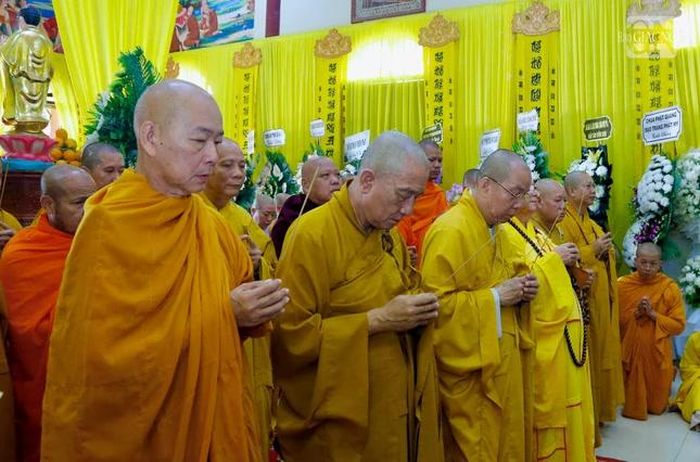 Chư tôn đức Ban Trị sự GHPGVN tỉnh Cà Mau thắp hưởng tưởng niệm vị pháp lữ với nhiều năm gắn bó, đồng hành cùng Tăng Ni trong công tác Phật sự của tỉnh nhà