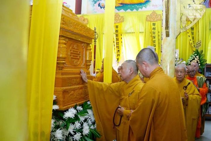 Hữu nhiễu kim quan