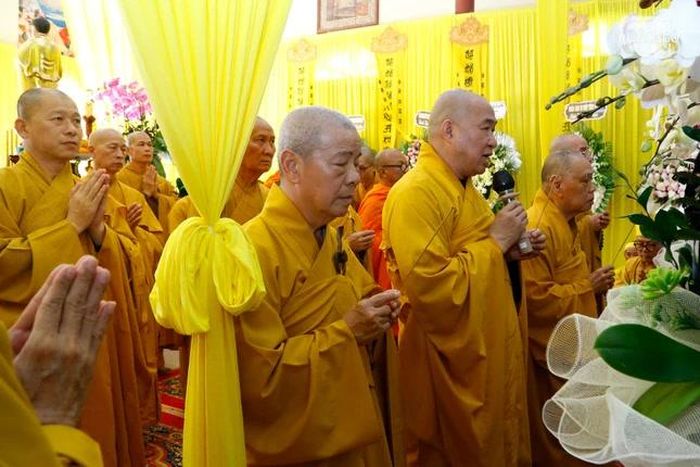 Dâng hương tưởng niệm Giác linh Hòa thượng tân viên tịch