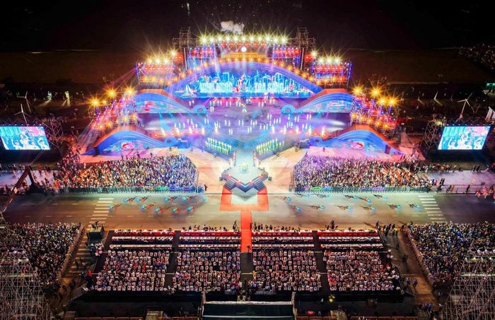 Điểm nhấn của Festival là các chương trình nghệ thuật được dàn dựng công phu với sự tham gia của nhiều nghệ sĩ nổi tiếng trong nước và các đoàn nghệ thuật quốc tế.