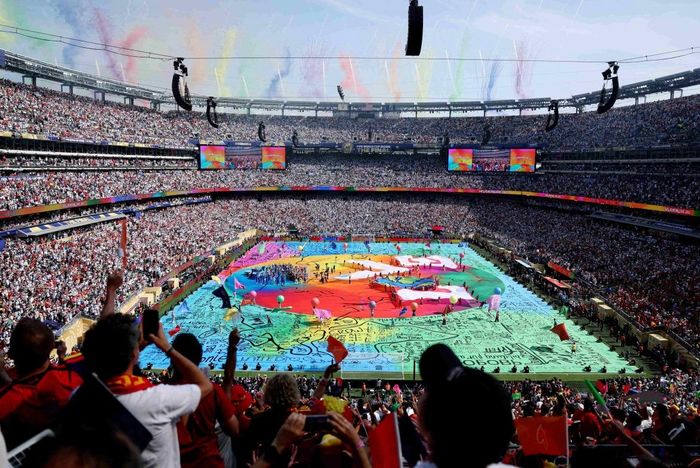 Sân vận động New York - New Jersey bùng nổ suốt 11 phút diễn ra halftime show đầu tiên trong lịch sử FIFA World Cup (Ảnh: Reuters).