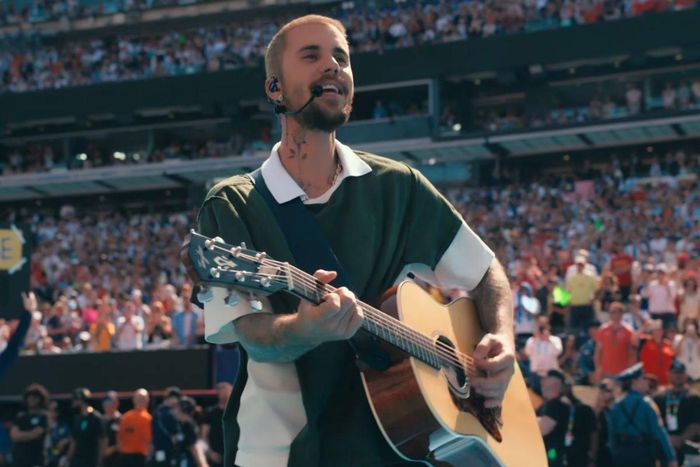 Justin Bieber ôm đàn guitar trình diễn ở World Cup (Ảnh: Reuters).