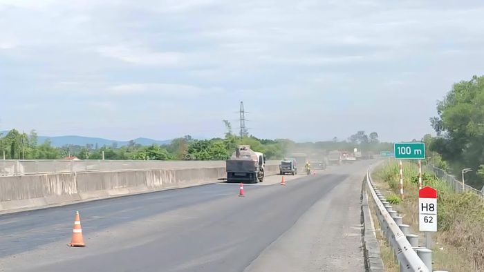 Tại mũi thi công qua Km62+800 thuộc địa phận TP Đà Nẵng, đoạn tuyến dài khoảng 300m được nhà thầu đào bóc một phần mặt đường để thi công, thảm bê tông nhựa.