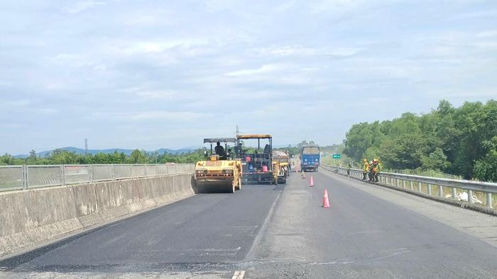 Cao tốc Đà Nẵng - Quảng Ngãi dài dài 139km, trong đó đoạn qua Đà Nẵng dài 104km và đoạn qua Quảng Ngãi dài 35km. Dự án có điểm đầu tuyến tại nút giao Túy Loan và điểm cuối giao với đường vành đai thuộc địa bàn xã Nghĩa Giang, tỉnh Quảng Ngãi. Giai đoạn 1, công trình có quy mô 4 làn xe và 2 làn dừng khẩn cấp, tốc độ chạy xe tối đa 120km/h. Dự án có tổng mức đầu tư gần 34.500 tỷ đồng.
