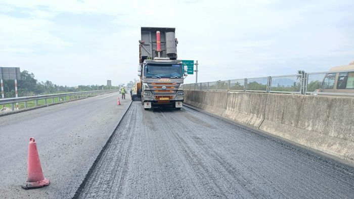 Theo thiết kế, nhà thầu sẽ cào bóc lớp mặt đường trước đó, thổi bụi, tưới nhũ tương và thảm bê tông nhựa.