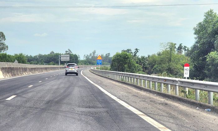 Nhiều đoạn tuyến sau thi công thảm bê tông nhựa tạo mặt đường êm thuận - Trong ảnh: Đoạn tuyến qua Km62+300 sau thi công xong đã giải quyết tình trạng mặt đường "nhấp nhô".