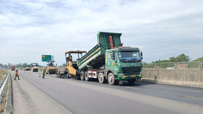 Cũng theo ông Tuấn, nhà thầu đang nỗ lực thi công, cố gắng hoàn thành hạng mục này vào cuối tháng 7. Riêng gói sửa chữa lớn trị giá khoảng 140 tỷ đồng đang tổ chức đấu thầu và sẽ sớm triển khai trên thực địa trong thời gian tới.