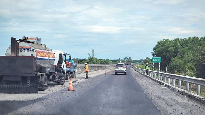 Công tác duy tu, sửa chữa các đoạn tuyến cao tốc Đà Nẵng - Quảng Ngãi năm 2026 trước mắt chia làm 2 gói thầu với tổng mức đầu tư hơn 165 tỷ đồng. Đây là các vị trí nền đường bị sóng trâu, lún, mặt đường bong tróc... không đảm bảo an toàn cho phương tiện lưu thông tốc độ cao.