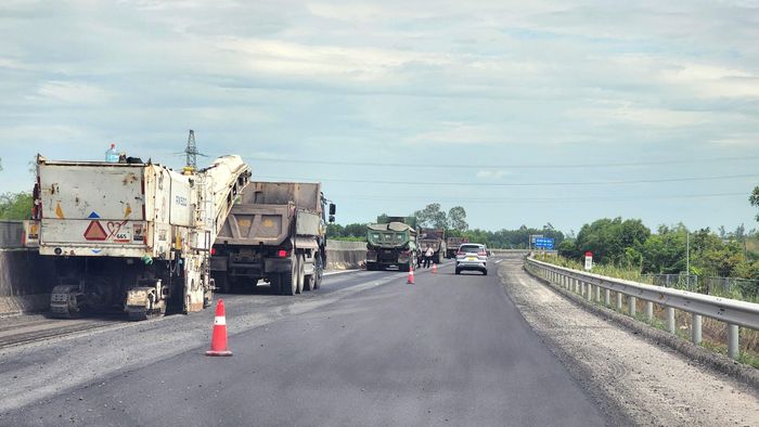 Ông Lê Anh Tuấn, Giám đốc Ban QLDA Đường cao tốc Đà Nẵng - Quảng Ngãi cho biết, đây là hoạt động duy tu sửa chữa hàng năm. Trước mắt nhà thầu đang thi công gói sửa chữa mặt đường, khe co giãn các cầu nhằm đảm bảo mặt đường êm thuận để phương tiện lưu thông trên tuyến an toàn.