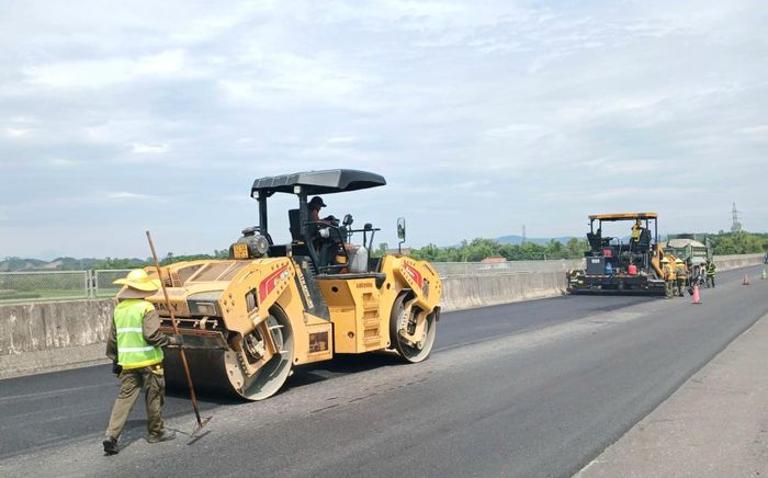 Bê tông nhựa nóng được xe tải đổ vào xe trải nhựa trải đều lên nền đường sau đó xe lu sẽ tiến hành lu đầm đảm bảo độ chặt mặt đường, qua đó nâng cao chất lượng và tuổi thọ công trình.
