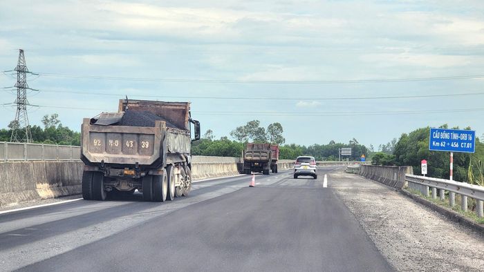 Xe chở nhựa đường liên tục cập công trường sẵn sàng để thi công trải nhựa bản mặt đường.