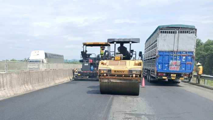 Giám đốc Ban QLDA đường cao tốc Đà Nẵng - Quảng Ngãi Lê Anh Tuấn cho biết, do công trình vừa thi công vừa khai thác nên để đảm bảo an toàn, ngoài yêu cầu nhà thầu tăng cường công tác cảnh báo, đơn vị cũng mong muốn người dân khi điều khiển phương tiện lưu thông trên tuyến chú ý quan sát, giảm tốc độ chạy xe tại các vị trí đang thi công để đảm bảo an toàn.