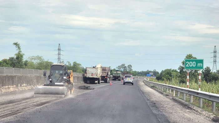 Những ngày qua, tranh thủ thời tiết nắng ráo, Ban QLDA Đường cao tốc Đà Nẵng - Quảng Ngãi đã chỉ đạo nhà thầu huy động tối đa thiết bị, máy móc đẩy nhanh thi công các vị trí hư hỏng mặt đường được đưa vào kế hoạch sửa chữa lần này.
