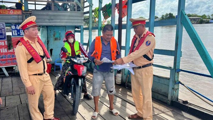 Lực lượng Trạm Cảnh sát đường thủy Hòa Trung tuyên truyền, phát tờ rơi cho chủ phương tiện và người lái đò trên tuyến sông Cửa Lớn.