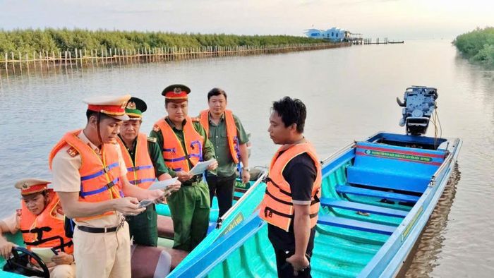 Đoàn kiểm tra liên ngành kiểm tra điều kiện an toàn của phương tiện vận chuyển khách du lịch trên tuyến du lịch xuyên rừng thuộc Vườn Quốc gia Mũi Cà Mau.
