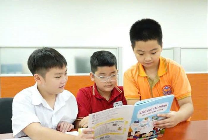 Nhiều địa phương triển khai hoặc đề xuất miễn phí sách giáo khoa cho học sinh từ năm học 2026-2027 (Ảnh minh họa).