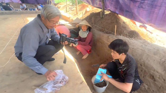 Trước đó, trong quá trình đào hố trồng cây, người dân địa phương phát hiện thành vách của lò nung nên báo cơ quan chức năng. Ngay lập tức, công tác khảo cổ, khai quật được UBND tỉnh Quảng Ngãi giao cho ngành chức năng tiến hành khai quật khẩn trương tránh tình trạng hư hỏng do hoạt động canh tác của người dân địa phương và thời tiết.