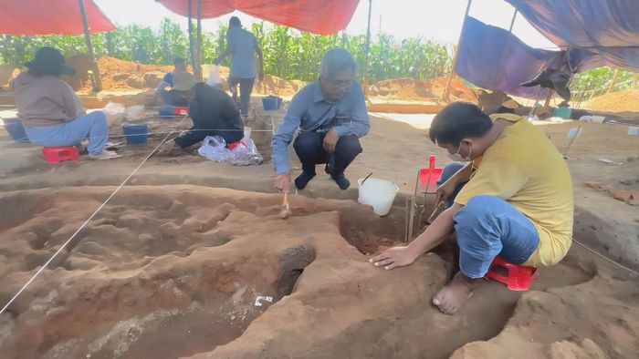 Theo các tì liệu, thành cổ Châu Sa là di tích dân sự lớn nhất trong khu vực Quảng Nam- Quảng Ngãi thuộc châu Amaravati của Champa xưa. Niên đại của thành được xác định vào khoảng cuối thế kỷ IX đầu thế kỷ X. Khu vực này nằm cách trung tâm tỉnh lỵ Quảng Ngãi khoảng 7km về phía Đông Bắc.