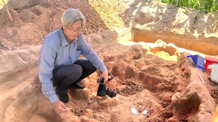 Theo TS Khôi, các lò còn khá nguyên vẹn, hình bầu dục, dài khoảng 3,5 m, rộng một mét và nằm bên dưới mặt đất dày khoảng 30cm.