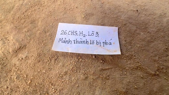 Ghi nhận cho thấy, công tác khai quật khá tỉ mẫn, từng vị trí được đánh dấu kỹ lưỡng và việc đào bóc lớp đất khá nhẹ nhàng nhằm tránh làm ảnh hưởng đến lò nung nằm bên dưới. Các hiện vật và kết cấu lò nung tại đây có niên đại khoảng thế kỷ 2-3 sau Công nguyên, thuộc giai đoạn hậu Sa Huỳnh-tiền Chăm (thời kỳ hình thành các tiểu quốc).