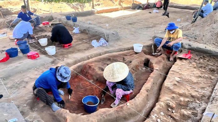 Ngày 20/7, TS Đoàn Ngọc Khôi, Phó giám đốc Bảo tàng tổng hợp Quảng Ngãi cho biết, toàn bộ khu vực đang tổ chức khai quật nằm trong vùng lõi khu thành cổ Châu Sa thuộc địa bàn xã Tịnh Khê. Đến thời điểm này, khu khai quật mở rộng lên 100m2 và phát hiện nhiều lò nung.