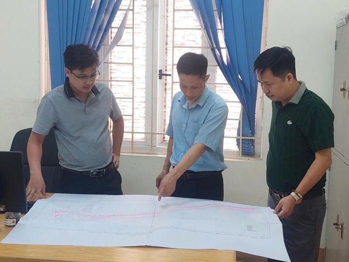Ông Nguyễn Hoàng Thái (đứng giữa), Giám đốc Ban Quản lý dự án xã Tam Dương luôn nỗ lực chỉ đạo cán bộ hoàn thành nhiệm vụ được giao.