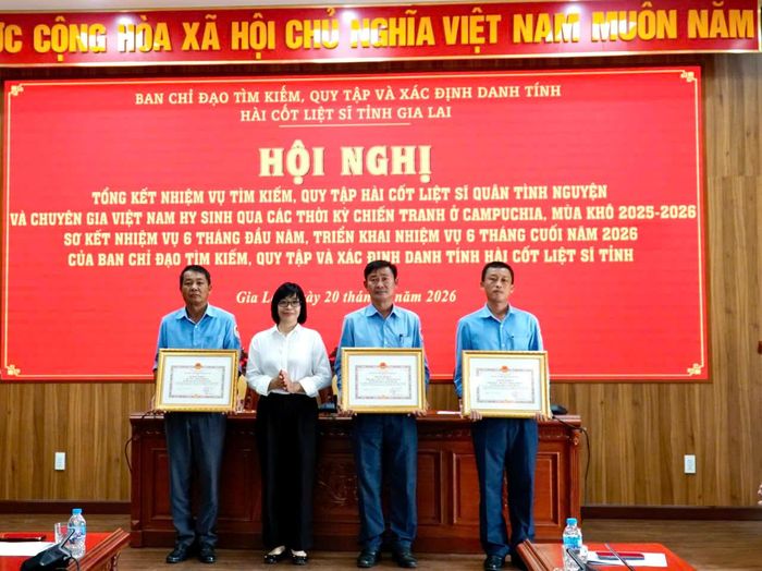 Dịp này, Chủ tịch UBND tỉnh Gia Lai đã tặng bằng khen cho 3 tập thể và 17 cá nhân có thành tích xuất sắc trong công tác tìm kiếm, quy tập hài cốt liệt sĩ quân tình nguyện và chuyên gia Việt Nam hy sinh tại Campuchia trong mùa khô 2025-2026.