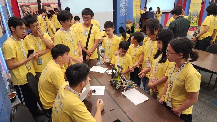 Bên cạnh những kiến thức về robotics, nhiều học sinh cho biết, điều giá trị nhất sau trại hè là cách phối hợp trong một đội. Ảnh: Hoàng Đan