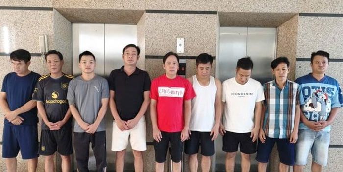 Các đối tượng trong đường dây cá độ tại cơ quan công an. Ảnh: Vietnamnet.