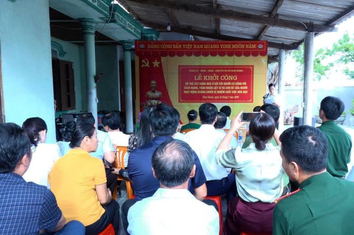 Ngày 15/7, Đảng ủy, HĐND, UBND, UBMMTQVN xã Nam Gianh tổ chức Lễ khởi công hỗ trợ xây dựng nhà ở cho gia đình bà Hoàng Thị Quê, thôn Phú Lộc, là vợ của người hoạt động kháng chiến bị nhiễm chất độc hóa học, có 2 người con đẻ bị nhiễm chất độc hóa học. Ảnh: Đảng bộ và chính quyền xã cung cấp.