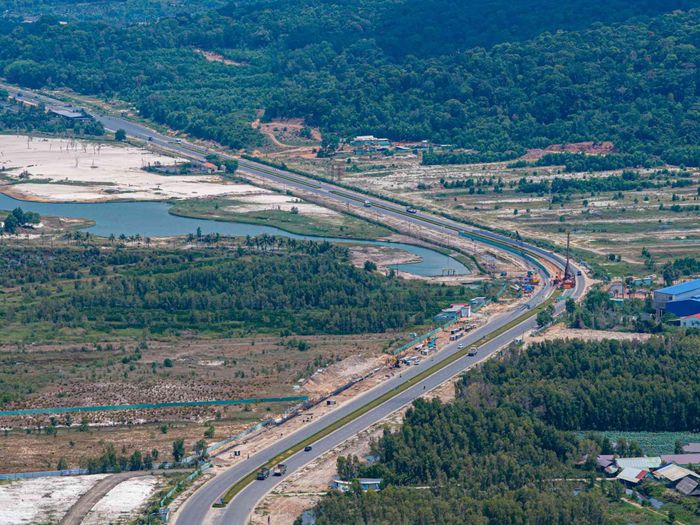 Những ngày này, từ Dương Đông đến An Thới, từ các bãi biển, khu dân cư đến những tuyến đường trọng điểm phục vụ Tuần lễ Cấp cao APEC 2027, hàng nghìn cán bộ, chiến sĩ, đoàn viên thanh niên, doanh nghiệp và người dân đồng loạt ra quân thu gom rác thải, chỉnh trang cảnh quan, bóc xóa quảng cáo trái phép, phát quang cây xanh và xử lý các điểm ô nhiễm môi trường.