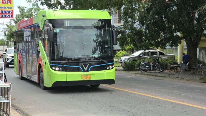 Phát triển giao thông xanh, năng lượng tái tạo và hệ thống cây xanh thích ứng biến đổi khí hậu.