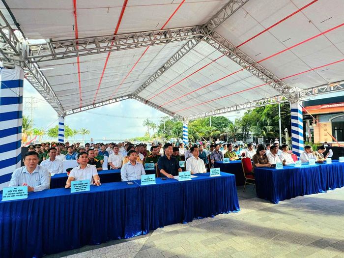 Các đại biểu tham dự buổi lễ.