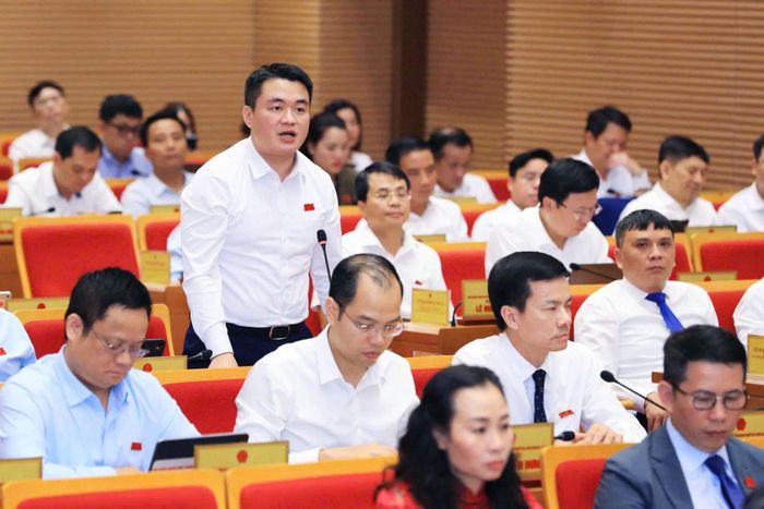 Đại biểu HĐND thành phố Hà Nội tập trung thảo luận, tham góp các giải pháp hiệu quả nhằm khơi thông nguồn lực, tạo đà tăng trưởng cho những tháng cuối năm. Ảnh: Quang Thái