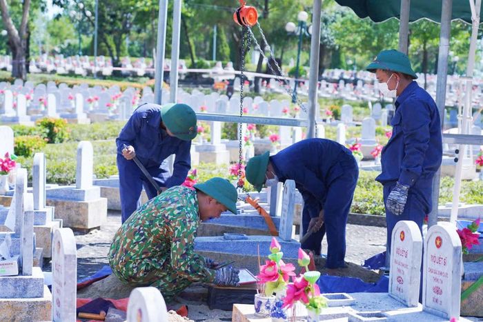 Sau khi tiến hành lấy mẫu sinh phẩm, các nhân viên Đội 584 (Phòng Chính trị, Bộ Chỉ huy Quân sự tỉnh Quảng Trị) đưa các anh về lại vị trí ban đầu. Ảnh: Võ Linh