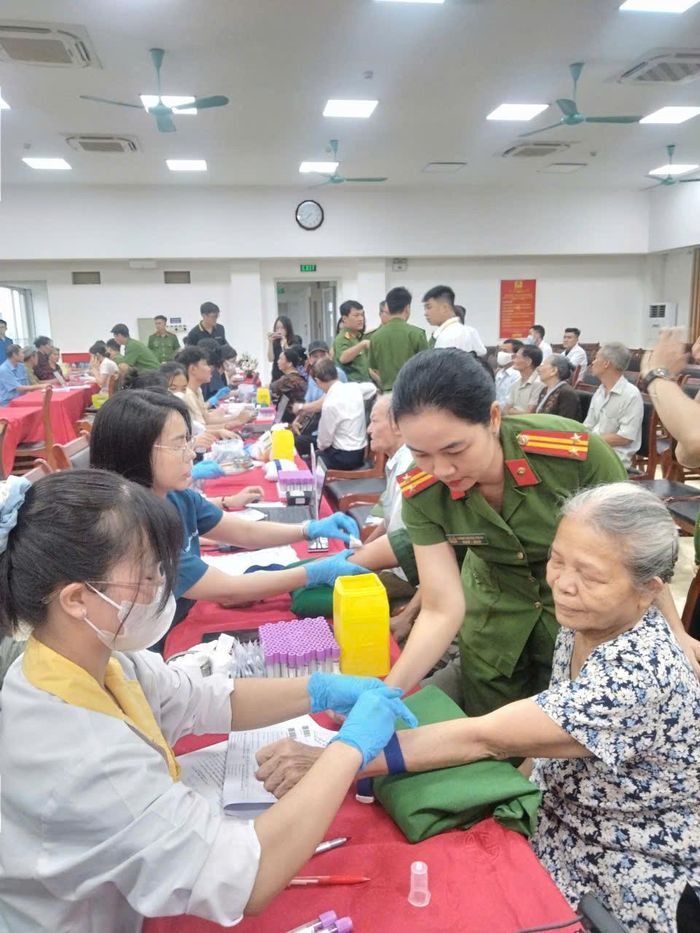Thân nhân liệt sĩ được các đơn vị tiến hành thu thập mẫu sinh phẩm ADN