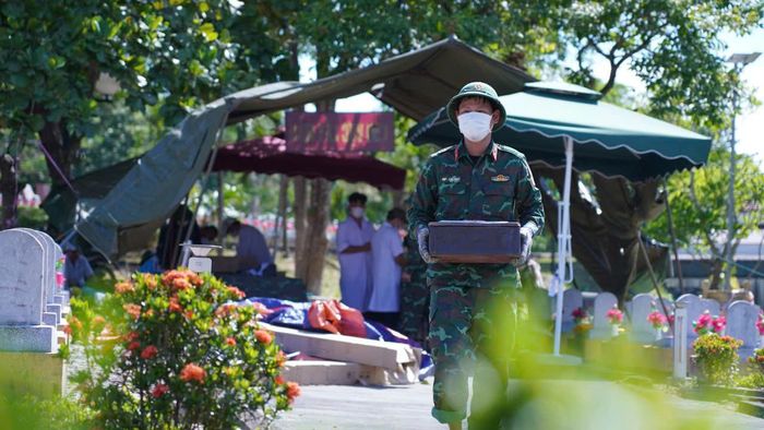 Sau khi hoàn tất việc lấy mẫu sinh phẩm, các hài cốt liệt sĩ được lực lượng Đội 584 cung kính đưa trở lại phần mộ, chuẩn bị cho công tác an táng và chỉnh trang. Ảnh: Võ Linh
