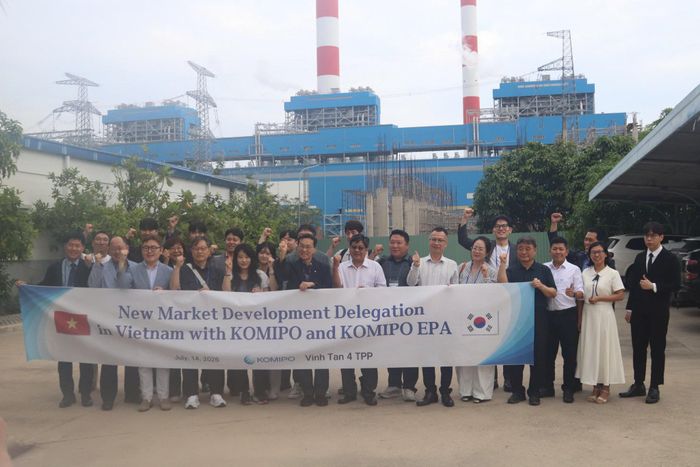 Đoàn doanh nghiệp Hàn Quốc tham quan Nhiệt điện Vĩnh Tân 4 và chụp ảnh lưu niệm