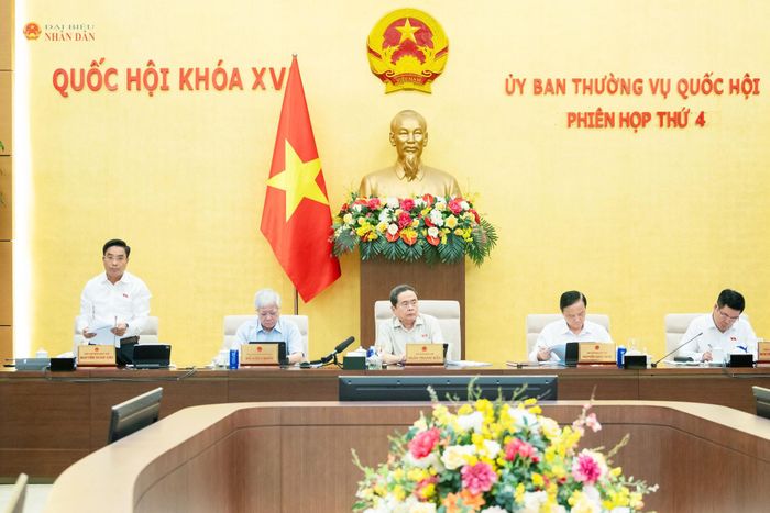 Phó Chủ tịch Quốc hội Nguyễn Doãn Anh điều hành nội dung phiên họp Ủy ban Thường vụ Quốc hội cho ý kiến về dự án Luật Phòng, chống phổ biến vũ khí hủy diệt hàng loạt. Ảnh: Phạm Thắng