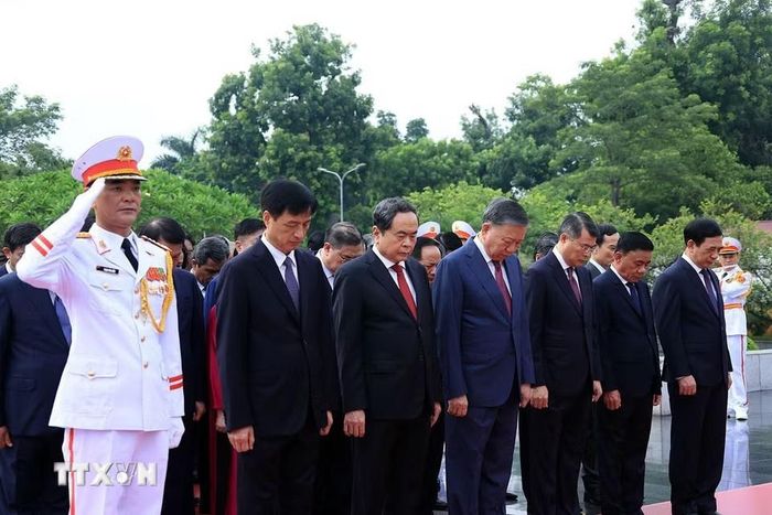 Tổng Bí thư, Chủ tịch nước Tô Lâm; Thủ tướng Chính phủ Lê Minh Hưng; Chủ tịch Quốc hội Trần Thanh Mẫn; Thường trực Ban Bí thư Trần Cẩm Tú và các đại biểu đặt vòng hoa tại Đài tưởng niệm các Anh hùng liệt sỹ trên đường Bắc Sơn, Hà Nội. Ảnh: Tuấn Anh/TTXVN