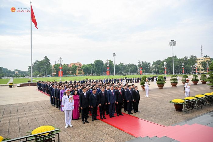 Tổng Bí thư, Chủ tịch nước Tô Lâm; Thủ tướng Chính phủ Lê Minh Hưng; Chủ tịch Quốc hội Trần Thanh Mẫn; Thường trực Ban Bí thư Trần Cẩm Tú và các đại biểu vào Lăng viếng Chủ tịch Hồ Chí Minh
