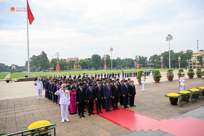 Tổng Bí thư, Chủ tịch nước Tô Lâm; Thủ tướng Chính phủ Lê Minh Hưng; Chủ tịch Quốc hội Trần Thanh Mẫn; Thường trực Ban Bí thư Trần Cẩm Tú và các đại biểu vào Lăng viếng Chủ tịch Hồ Chí Minh