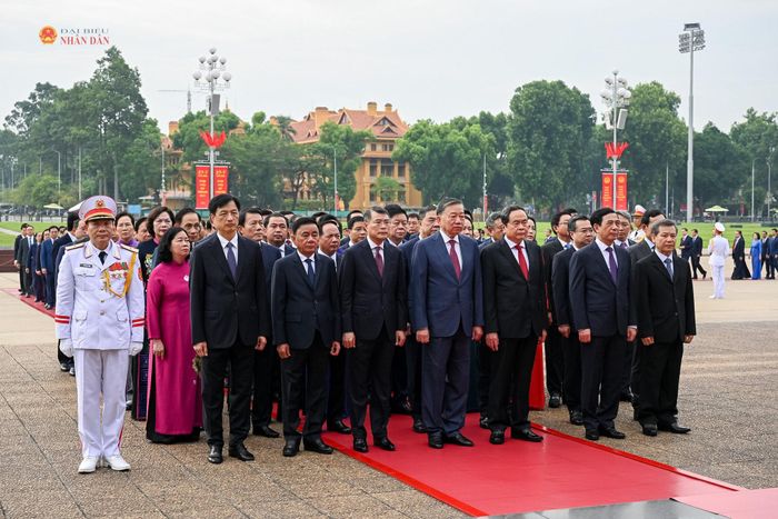 Tổng Bí thư, Chủ tịch nước Tô Lâm; Thủ tướng Chính phủ Lê Minh Hưng; Chủ tịch Quốc hội Trần Thanh Mẫn; Thường trực Ban Bí thư Trần Cẩm Tú và các đại biểu vào Lăng viếng Chủ tịch Hồ Chí Minh