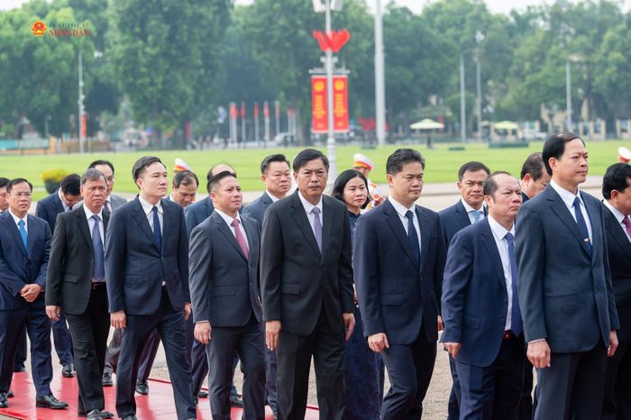 Các đại biểu vào Lăng viếng Chủ tịch Hồ Chí Minh