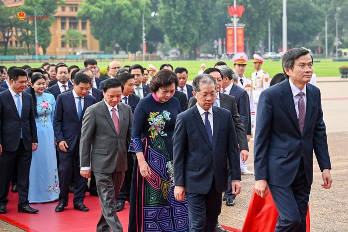 Các đại biểu vào Lăng viếng Chủ tịch Hồ Chí Minh