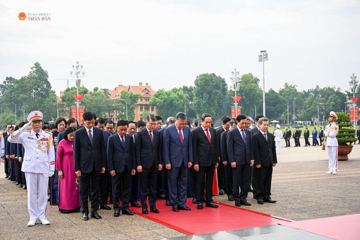 Tổng Bí thư, Chủ tịch nước Tô Lâm; Thủ tướng Chính phủ Lê Minh Hưng; Chủ tịch Quốc hội Trần Thanh Mẫn; Thường trực Ban Bí thư Trần Cẩm Tú và các đại biểu vào Lăng viếng Chủ tịch Hồ Chí Minh