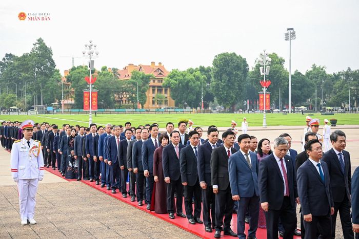 Các đại biểu vào Lăng viếng Chủ tịch Hồ Chí Minh