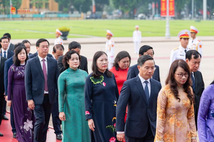 Các đại biểu vào Lăng viếng Chủ tịch Hồ Chí Minh