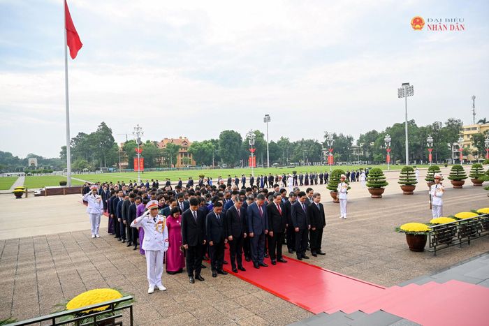 Tổng Bí thư, Chủ tịch nước Tô Lâm; Thủ tướng Chính phủ Lê Minh Hưng; Chủ tịch Quốc hội Trần Thanh Mẫn; Thường trực Ban Bí thư Trần Cẩm Tú và các đại biểu vào Lăng viếng Chủ tịch Hồ Chí Minh