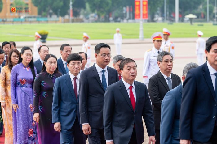Các đại biểu vào Lăng viếng Chủ tịch Hồ Chí Minh